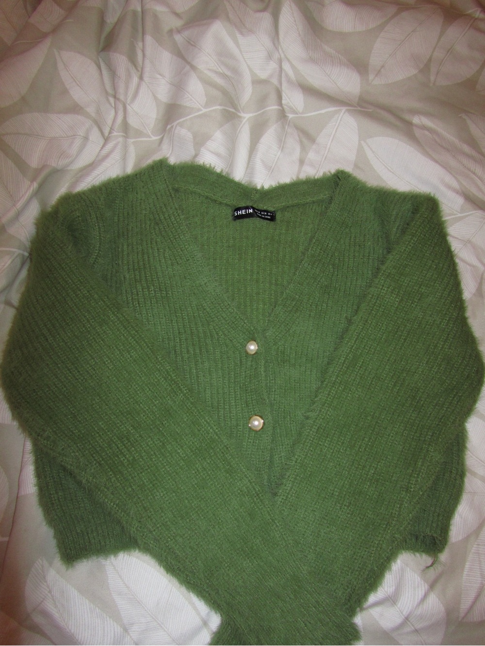 V-Neck Cropped Fuzzy Green Cardigan - SHEIN - Picture 2 of 9